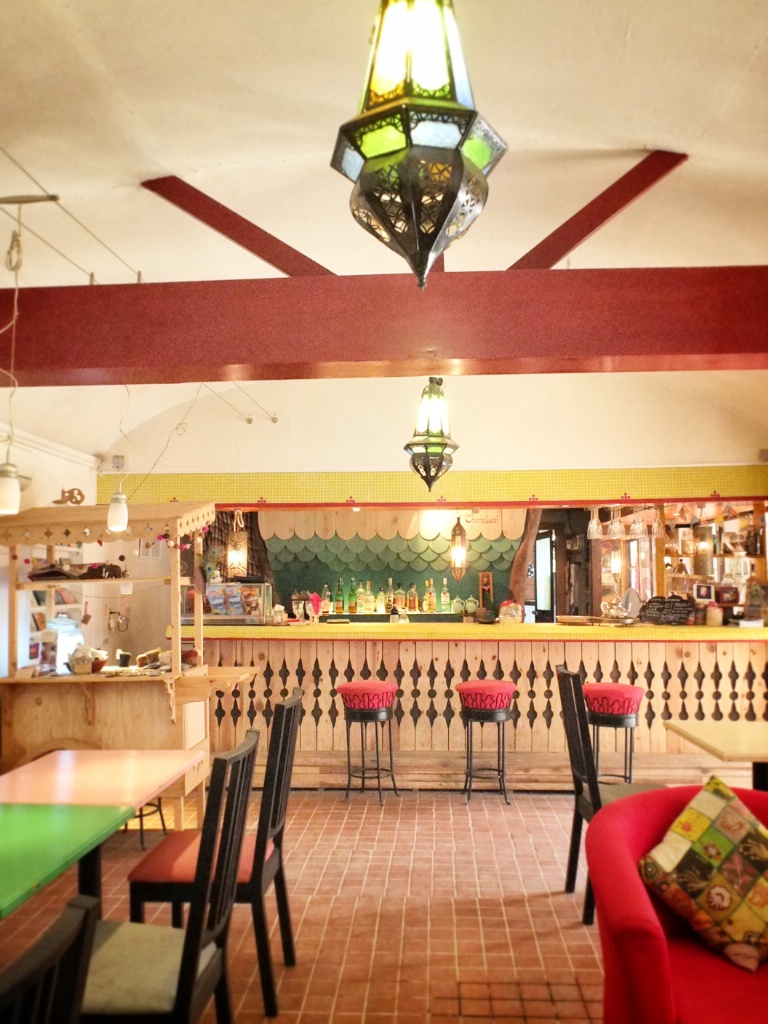 About アジアンカフェ食堂 チャナリーフ